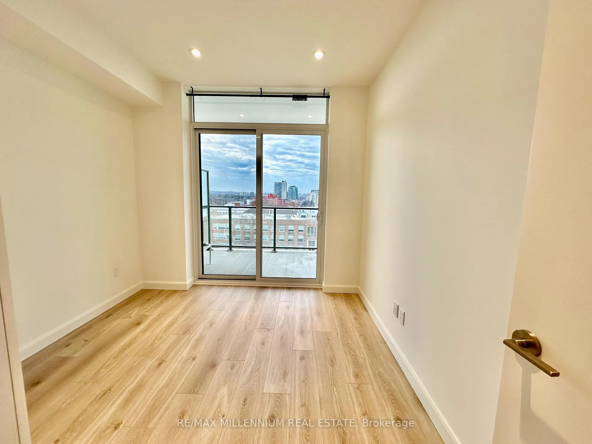 Photo 5 of Unit 907, 741 King Street W, Kitchener, Uptown Waterloo/Westmount — HOMEH