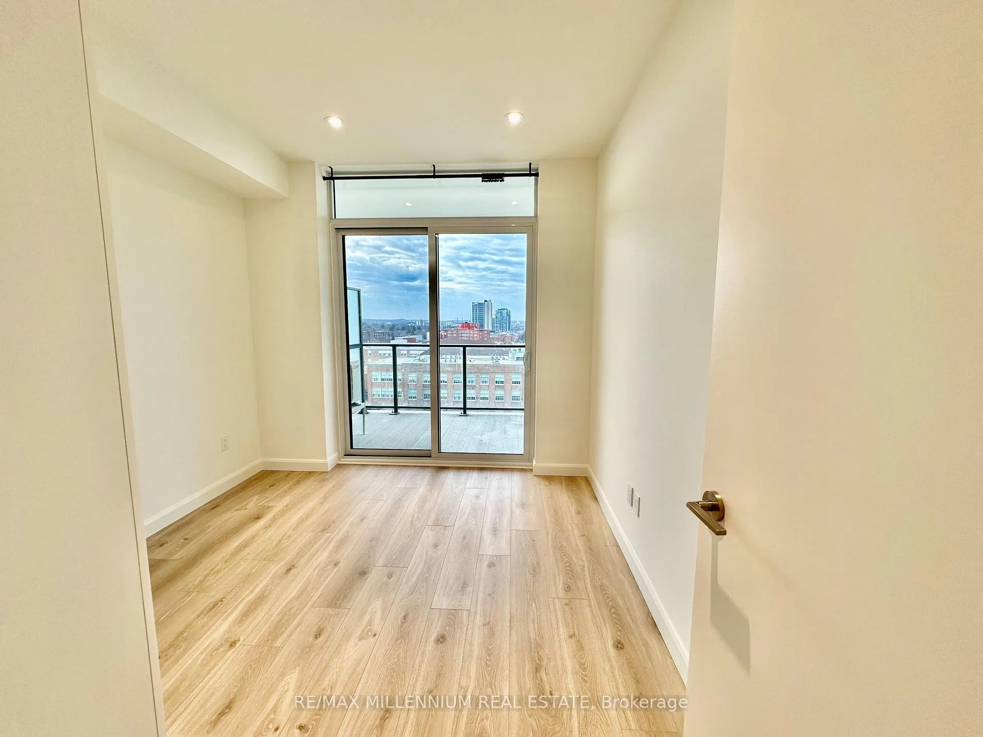 Photo 6 of Unit 907, 741 King Street W, Kitchener, Uptown Waterloo/Westmount — HOMEH