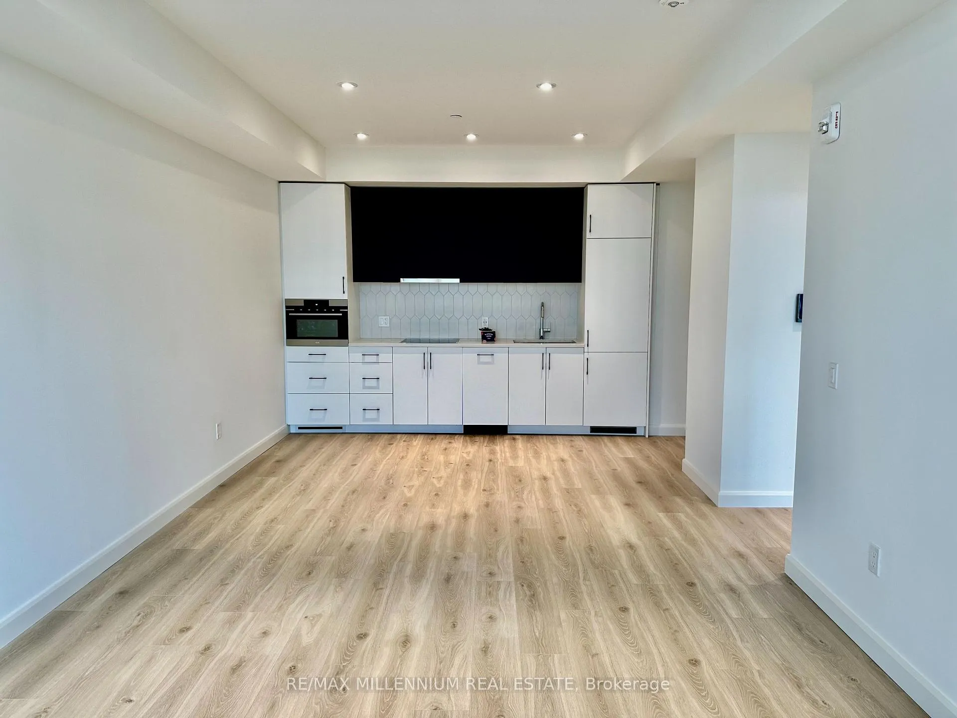 Photo 8 of Unit 907, 741 King Street W, Kitchener, Uptown Waterloo/Westmount — HOMEH