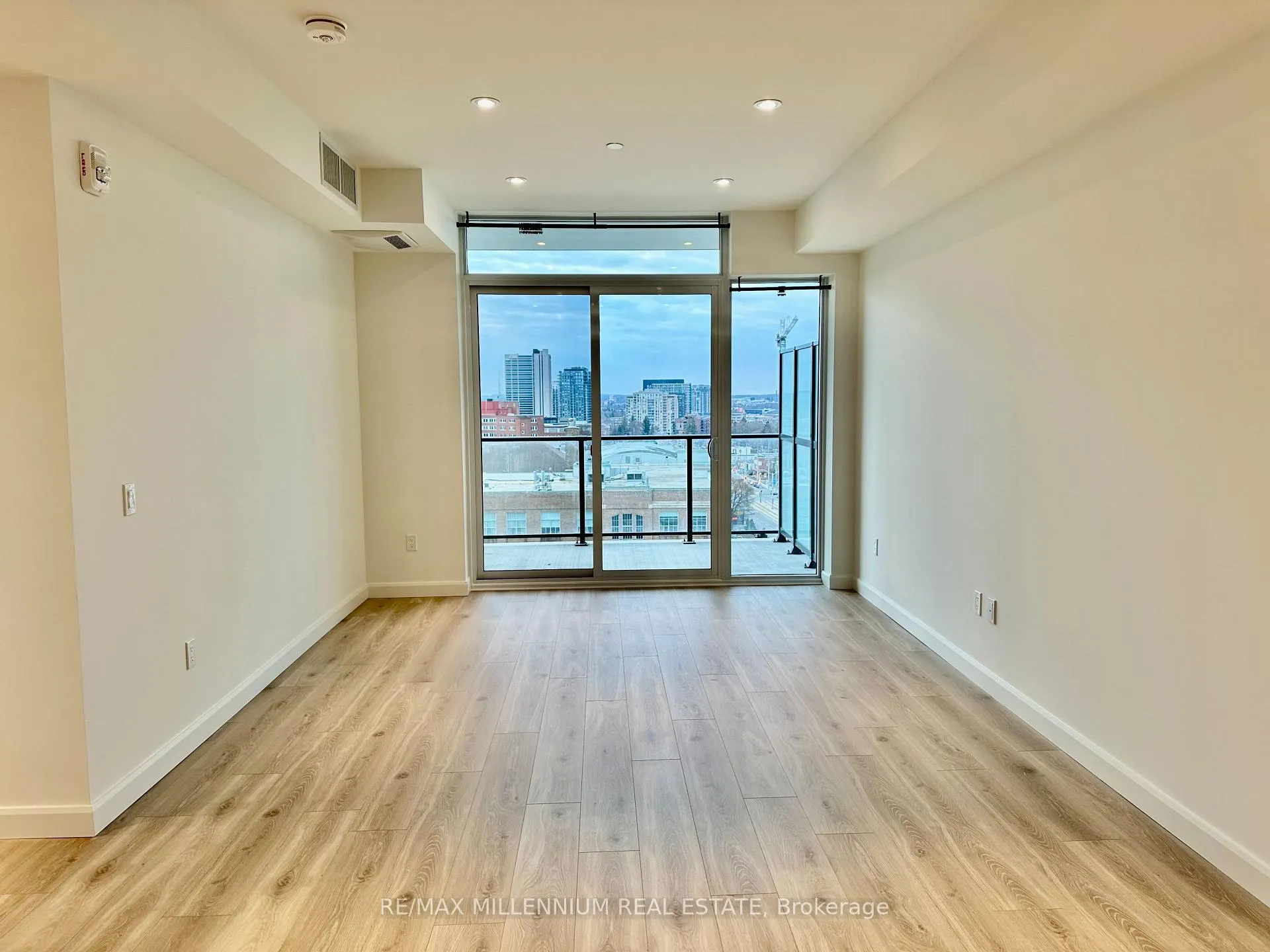 Photo 9 of Unit 907, 741 King Street W, Kitchener, Uptown Waterloo/Westmount — HOMEH