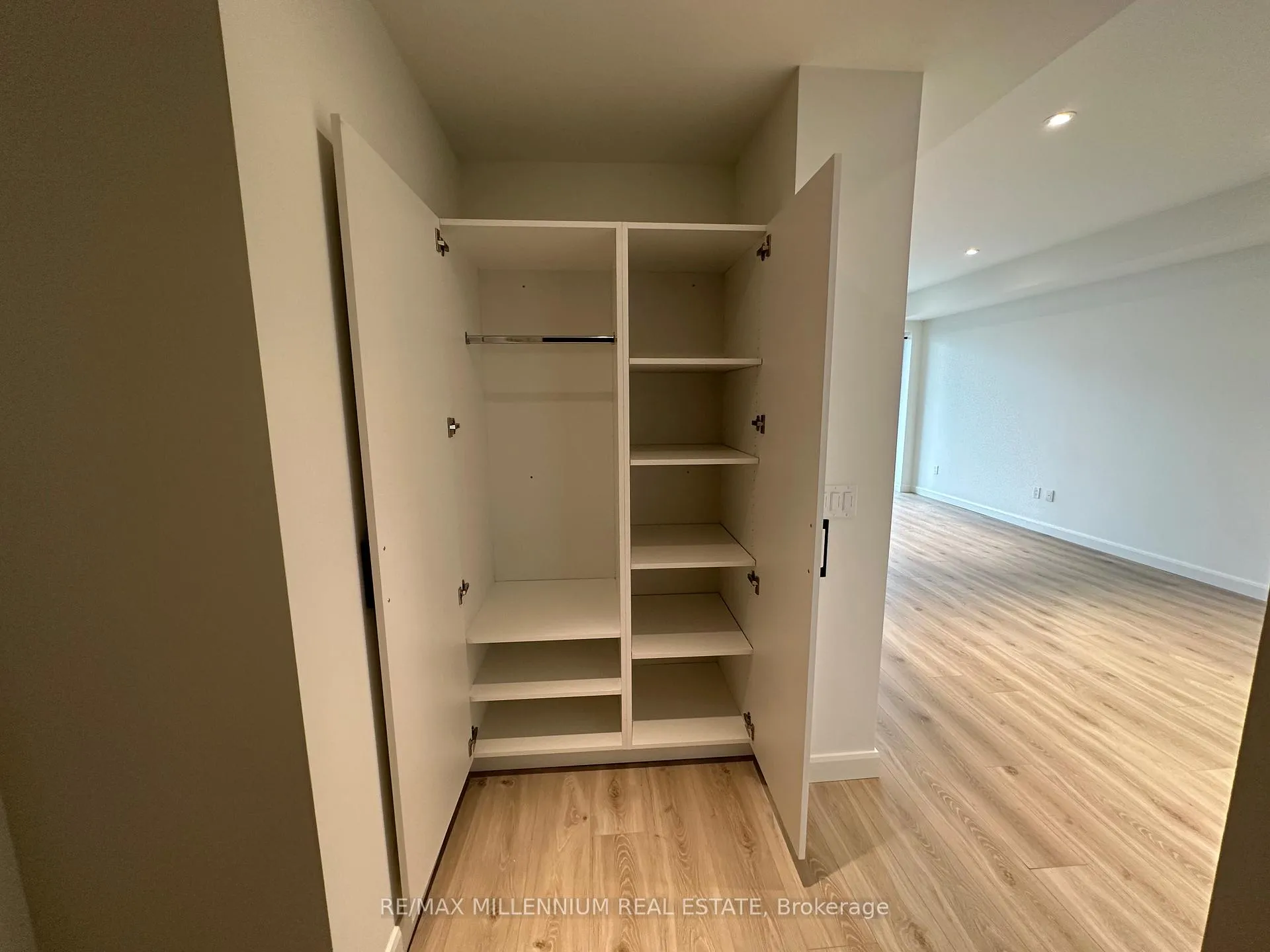 Photo 11 of Unit 907, 741 King Street W, Kitchener, Uptown Waterloo/Westmount — HOMEH