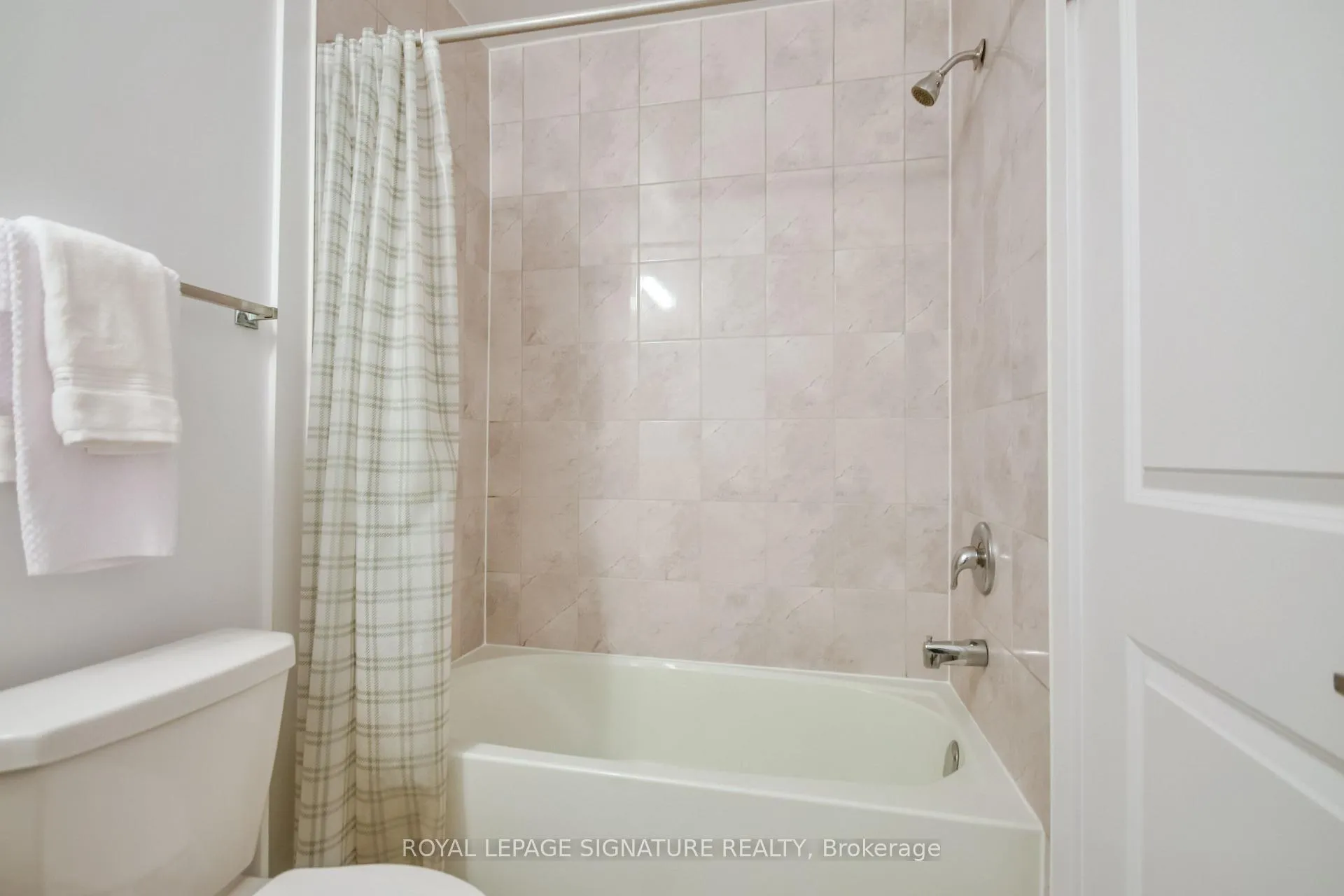 Photo 25 of 23 Turnberry Lane, Barrie, Painswick South — HOMEH
