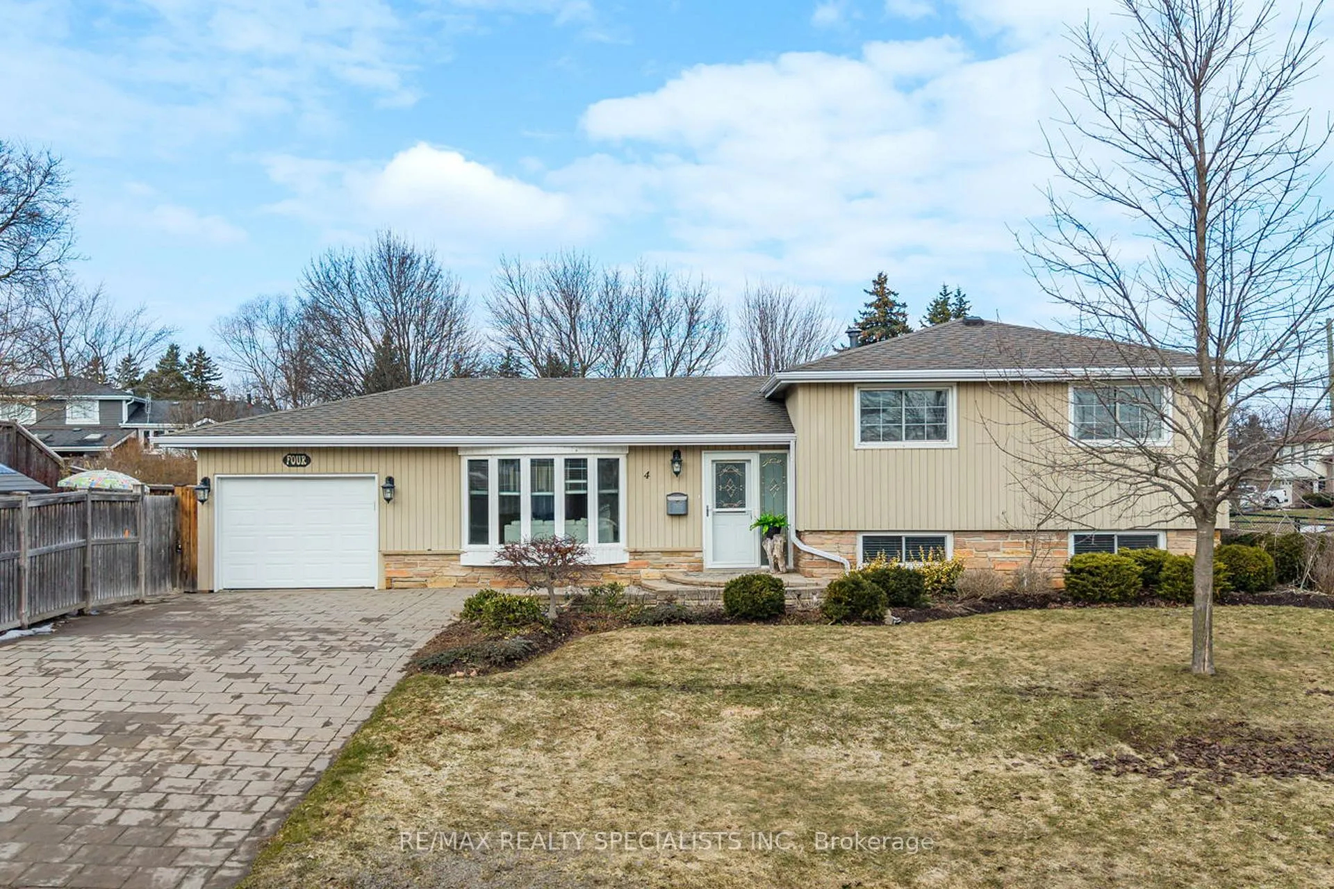 Photo 1 of 4 Uplands Court, Halton Hills, Georgetown — HOMEH