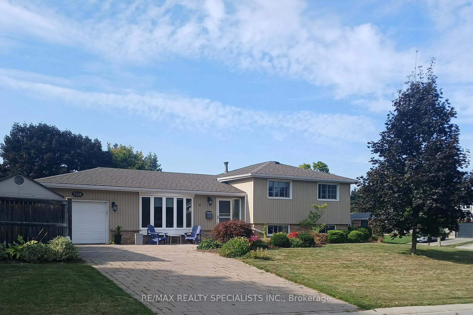 Photo 2 of 4 Uplands Court, Halton Hills, Georgetown — HOMEH