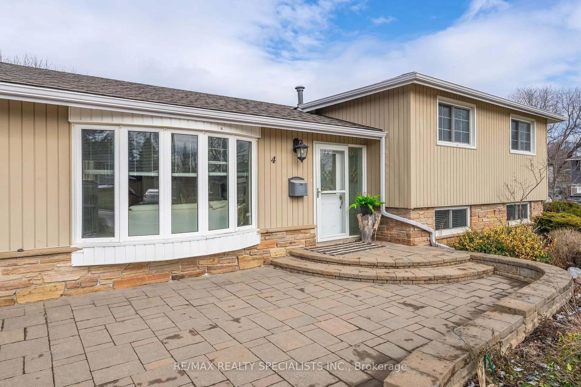 Photo 3 of 4 Uplands Court, Halton Hills, Georgetown — HOMEH