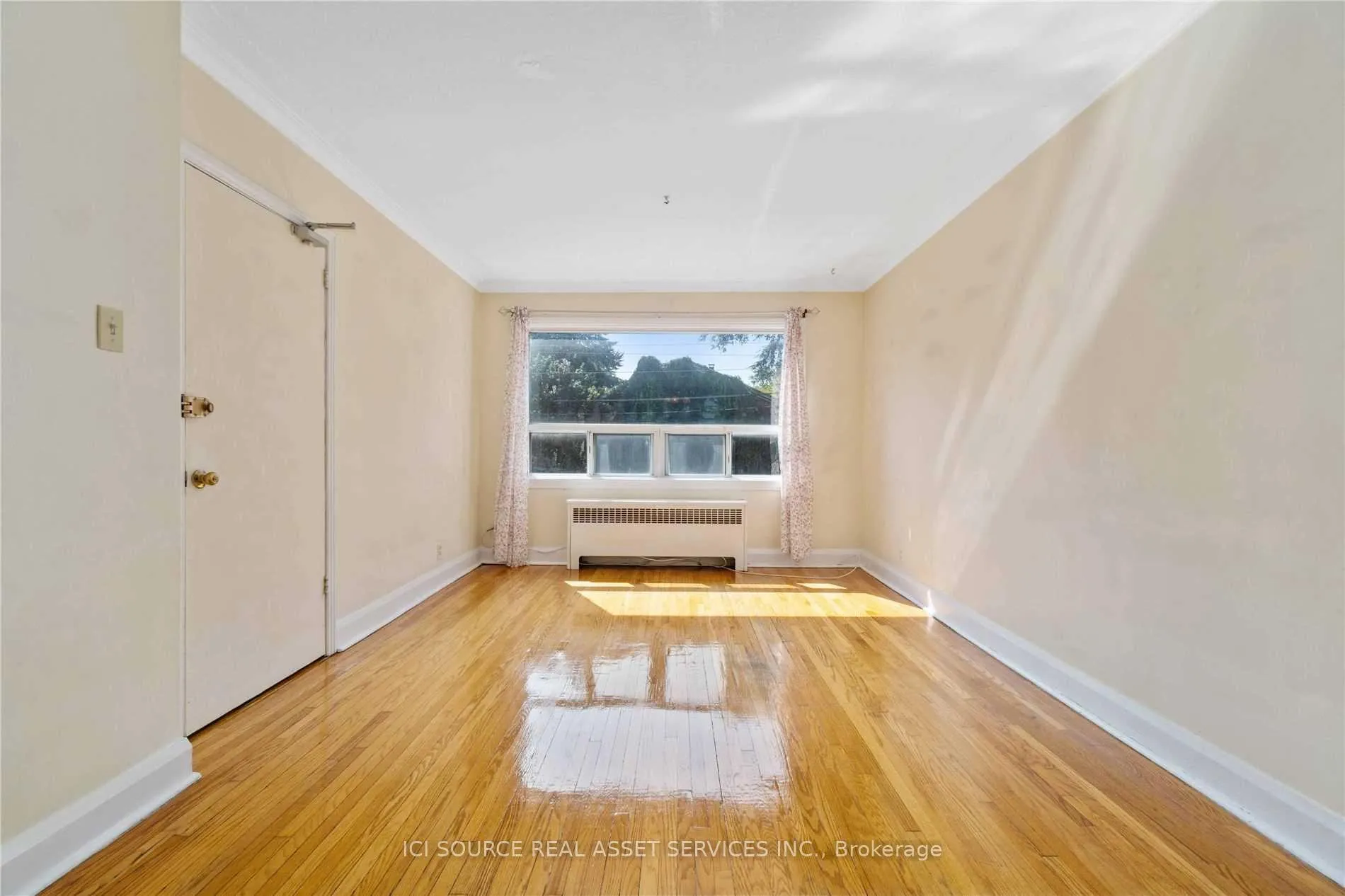 Photo 3 of Unit 2, 116 Eastwood Road, Toronto, Woodbine Corridor — HOMEH