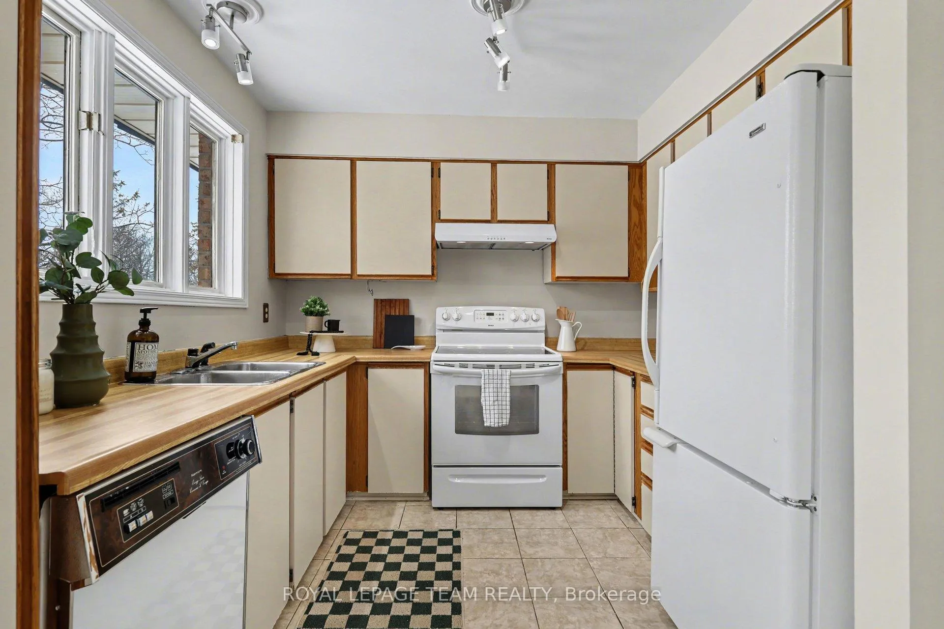 Photo 10 of 1453 Waltham Street, Ottawa, Sawmill Creek/Timbermill — HOMEH