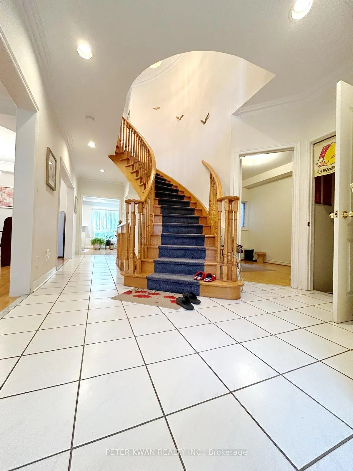 Photo 4 of 231 Pinewood Drive, Vaughan, Crestwood-Springfarm-Yorkhill — HOMEH
