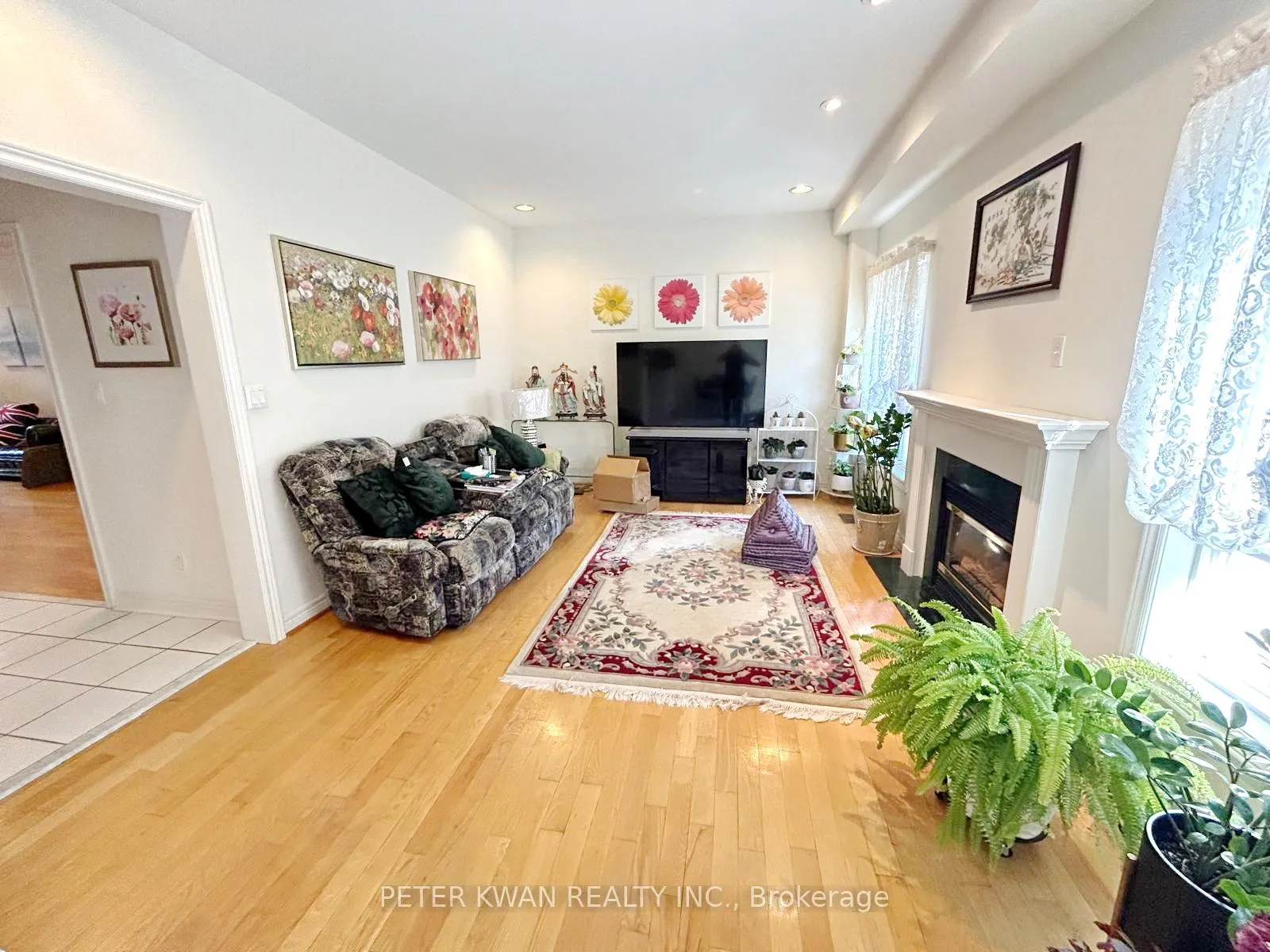 Photo 5 of 231 Pinewood Drive, Vaughan, Crestwood-Springfarm-Yorkhill — HOMEH