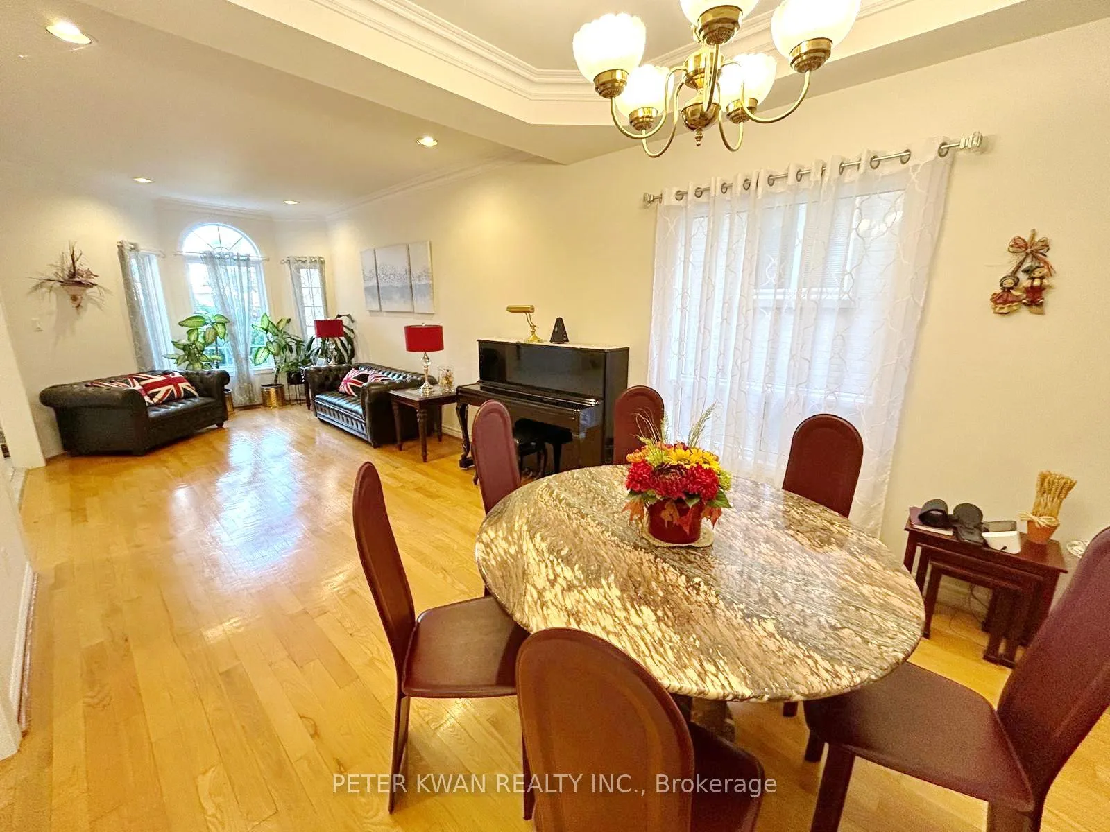 Photo 8 of 231 Pinewood Drive, Vaughan, Crestwood-Springfarm-Yorkhill — HOMEH