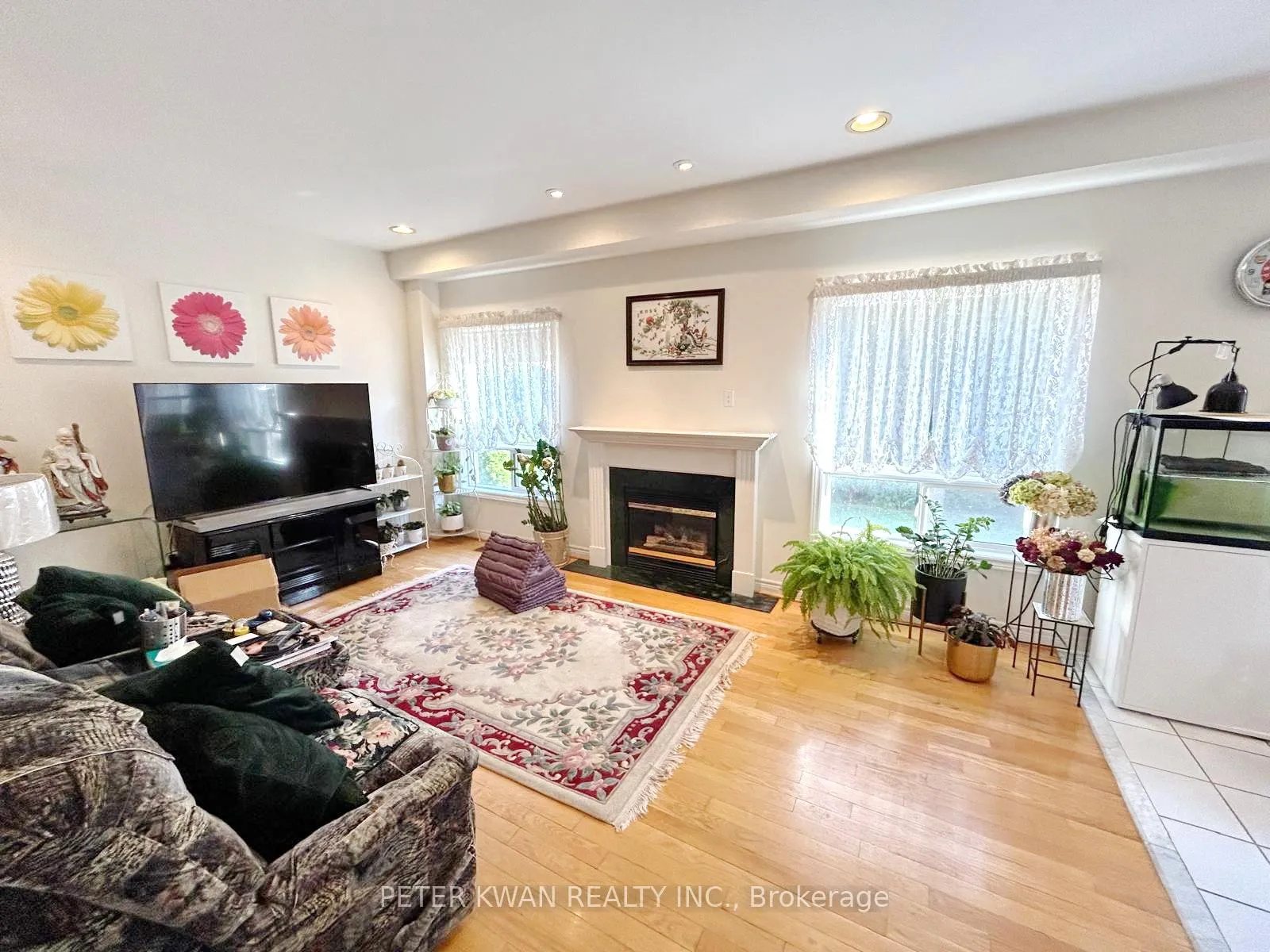 Photo 9 of 231 Pinewood Drive, Vaughan, Crestwood-Springfarm-Yorkhill — HOMEH