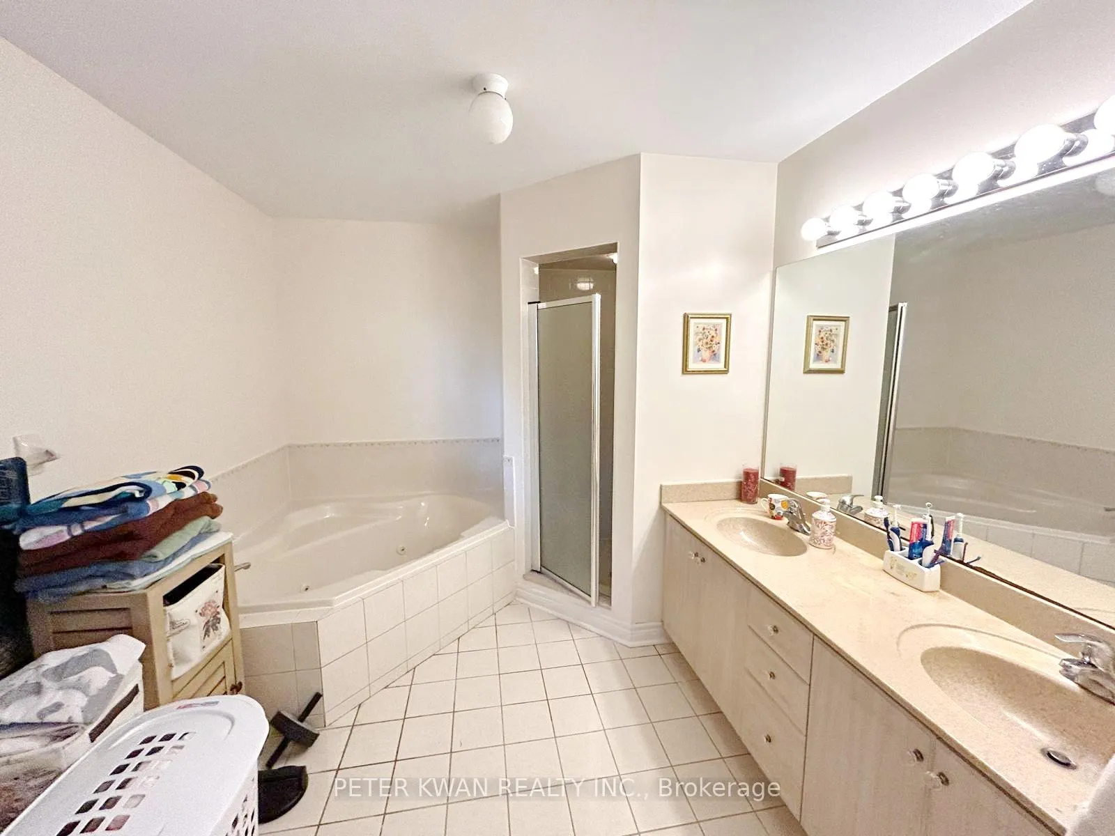 Photo 17 of 231 Pinewood Drive, Vaughan, Crestwood-Springfarm-Yorkhill — HOMEH