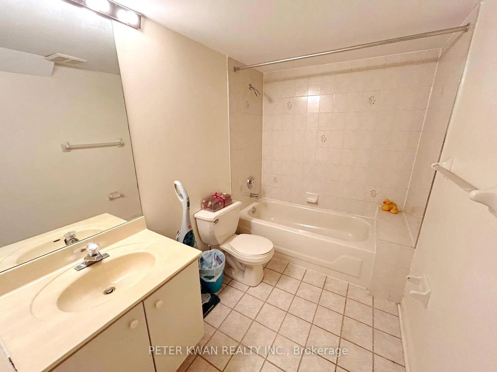 Photo 32 of 231 Pinewood Drive, Vaughan, Crestwood-Springfarm-Yorkhill — HOMEH