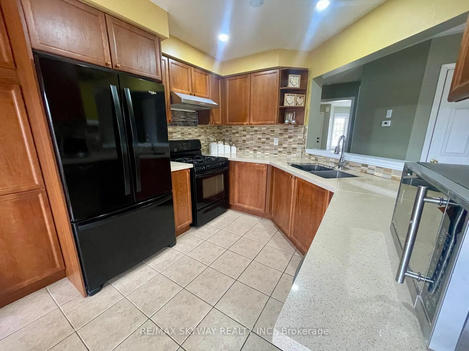Photo 4 of 90 Sweetwood Circle, Brampton, Fletcher's Meadow — HOMEH