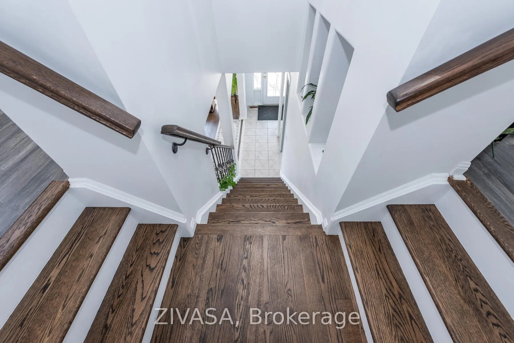 Photo 13 of 10 Upshall Drive, Brampton, Vales of Castlemore — HOMEH