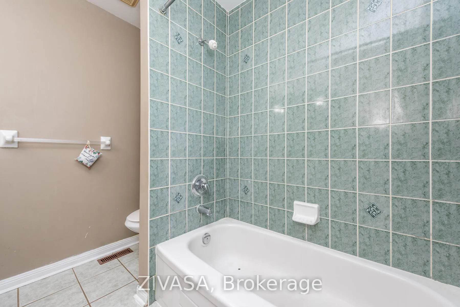 Photo 32 of 10 Upshall Drive, Brampton, Vales of Castlemore — HOMEH