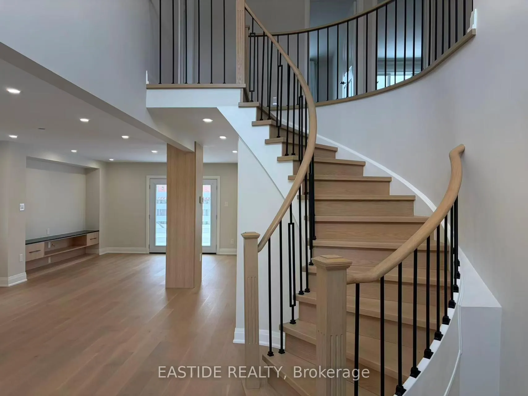 Photo 3 of 39 Coppard Avenue, Markham, Middlefield — HOMEH