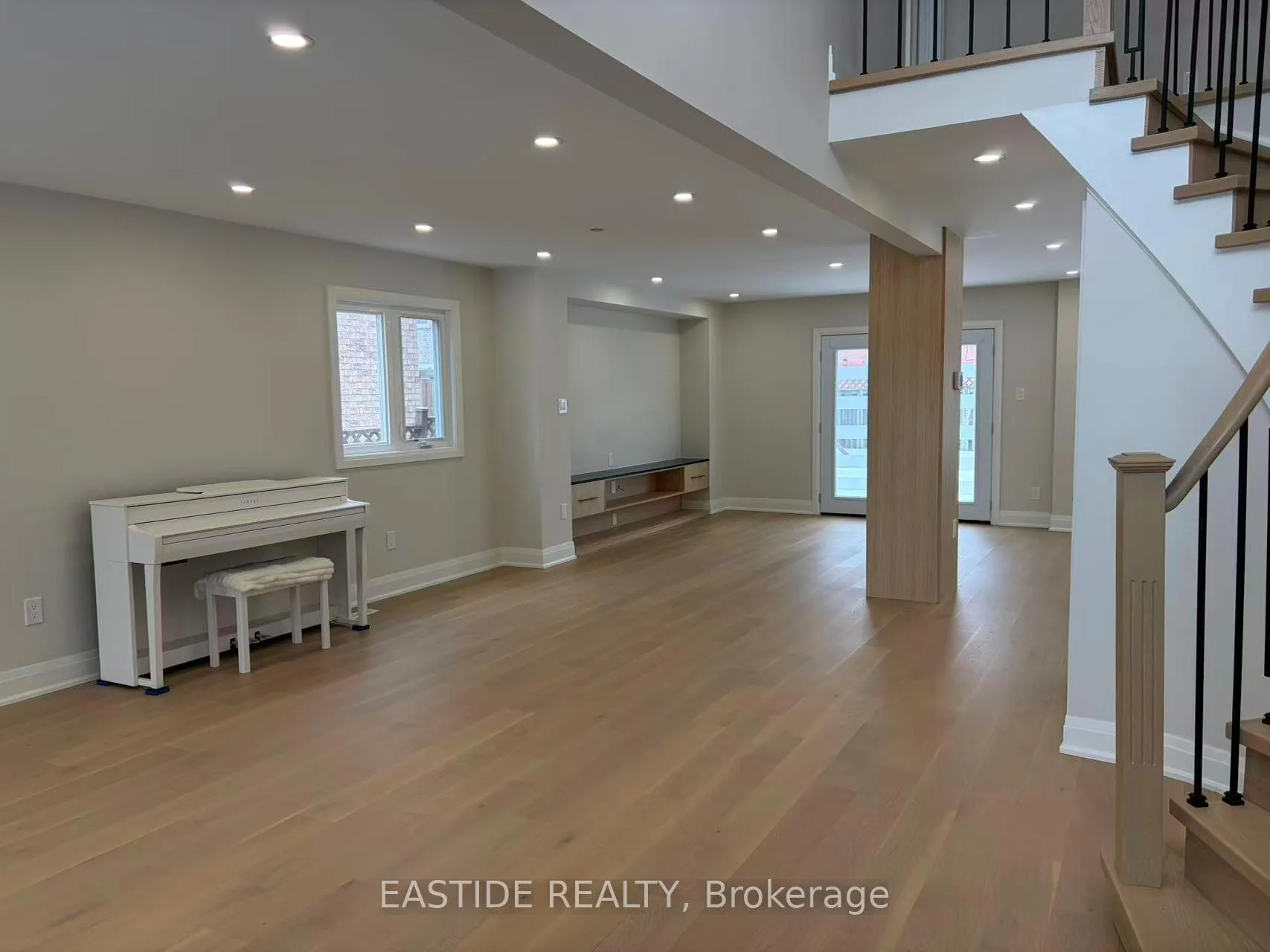 Photo 4 of 39 Coppard Avenue, Markham, Middlefield — HOMEH