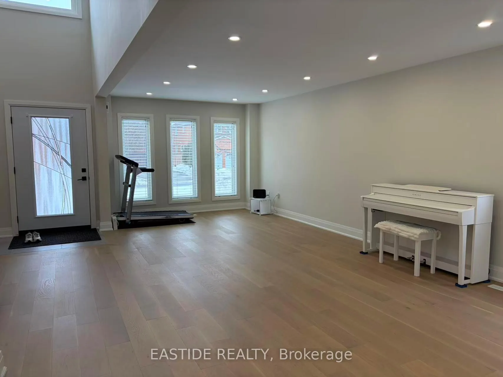 Photo 5 of 39 Coppard Avenue, Markham, Middlefield — HOMEH