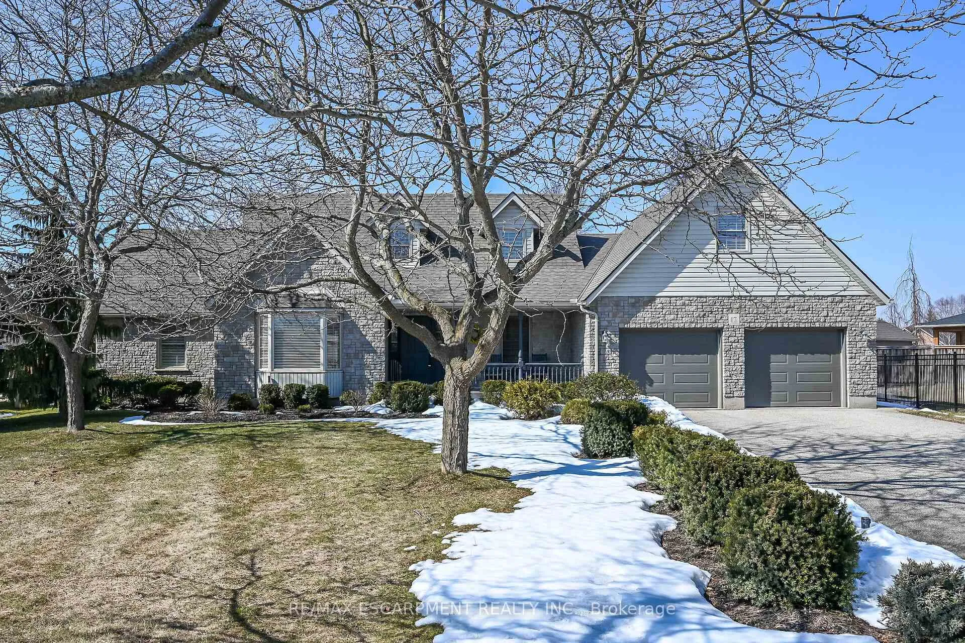 Photo 1 of 17 Angle Street, Norfolk, Simcoe — HOMEH