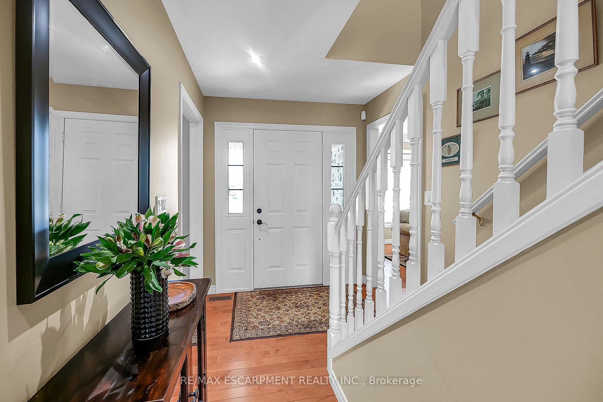 Photo 4 of 17 Angle Street, Norfolk, Simcoe — HOMEH