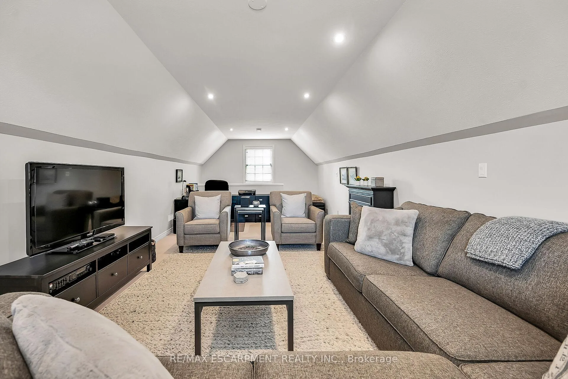 Photo 23 of 17 Angle Street, Norfolk, Simcoe — HOMEH