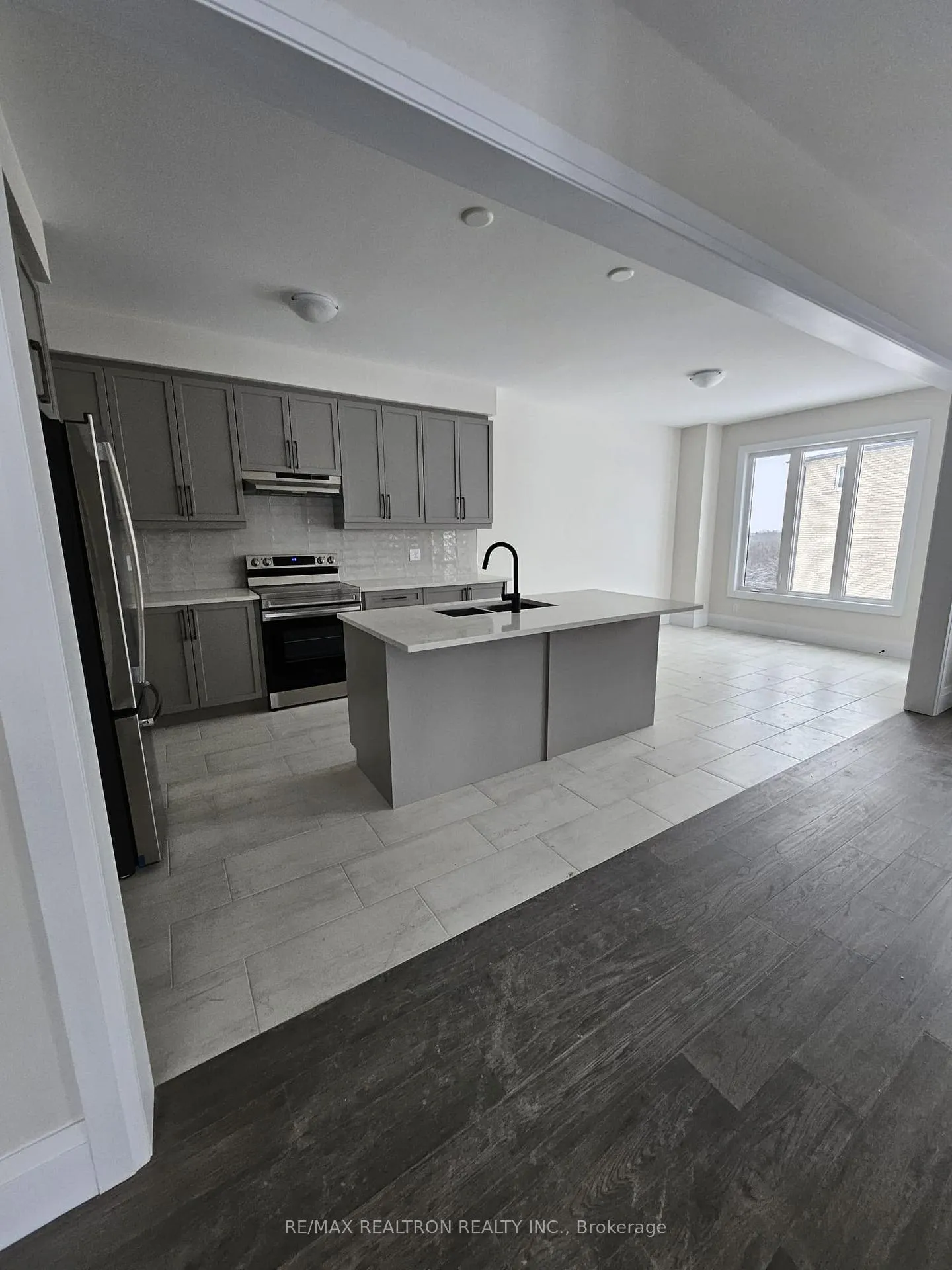 Photo 2 of 672 Lemay Grove, Peterborough, Monaghan Ward 2 — HOMEH