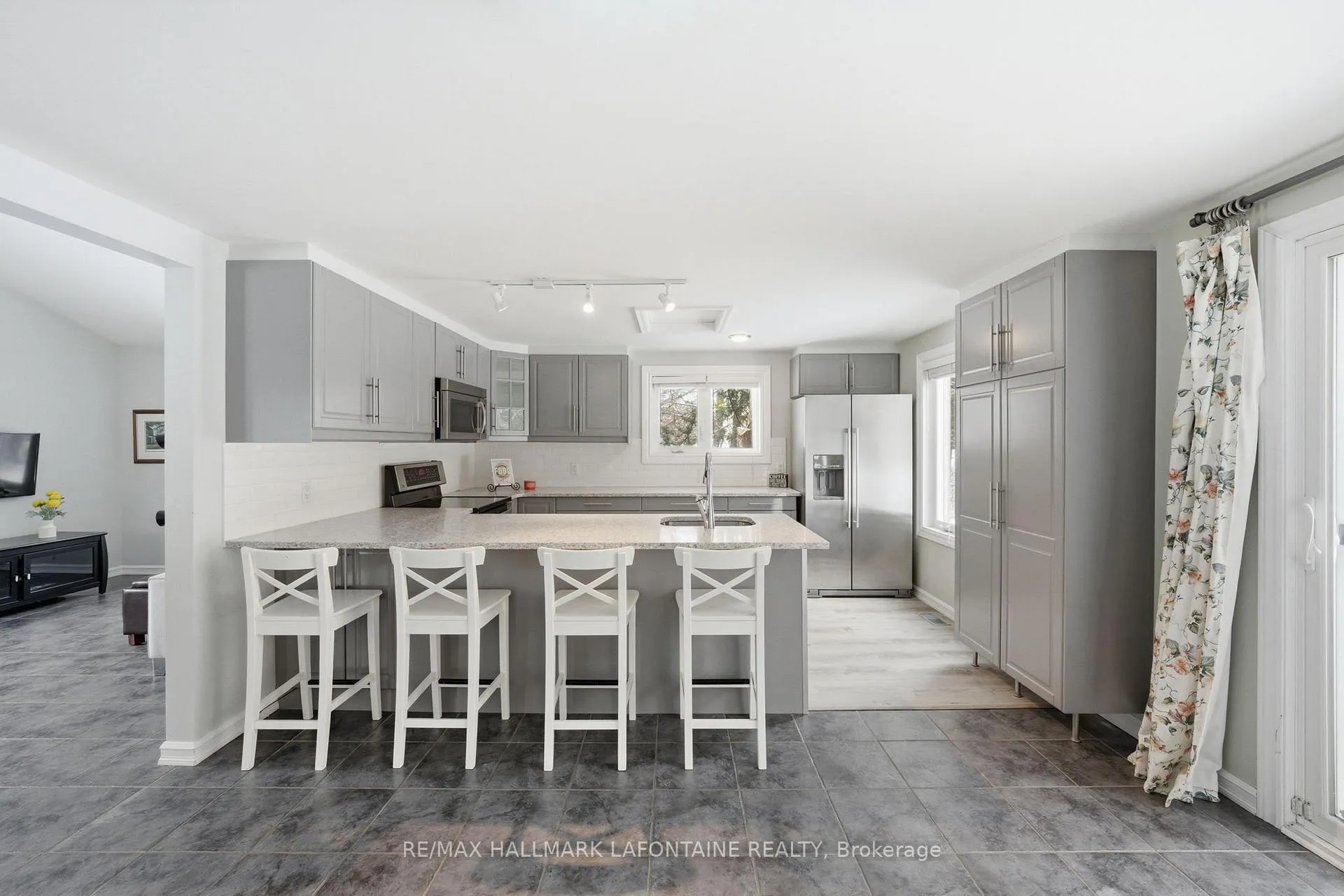 Photo 8 of 1460 Kinsella Drive, Ottawa, Cumberland Estates — HOMEH