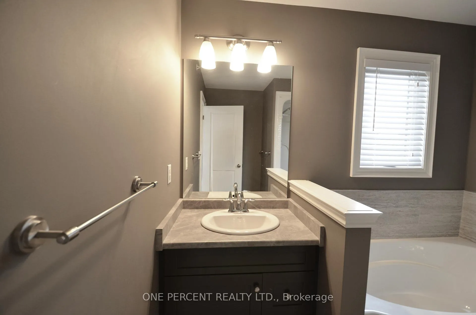 Photo 12 of 8 Moes Crescent, St. Catharines, Port Weller — HOMEH
