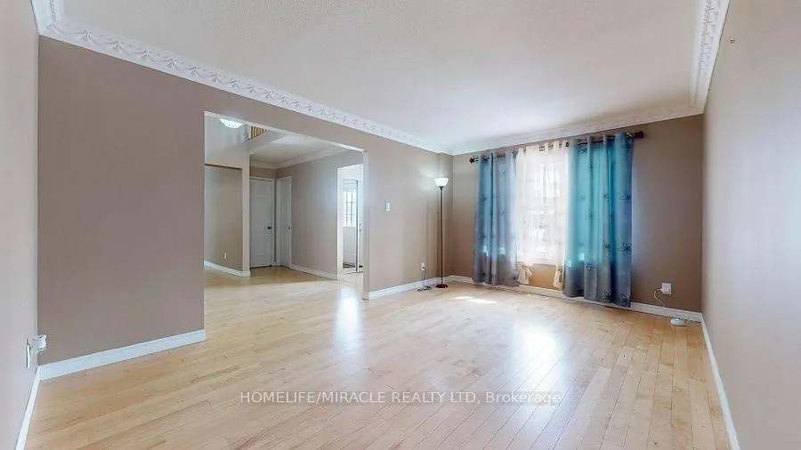 Photo 3 of 118 Wexford Road, Brampton, Heart Lake West — HOMEH