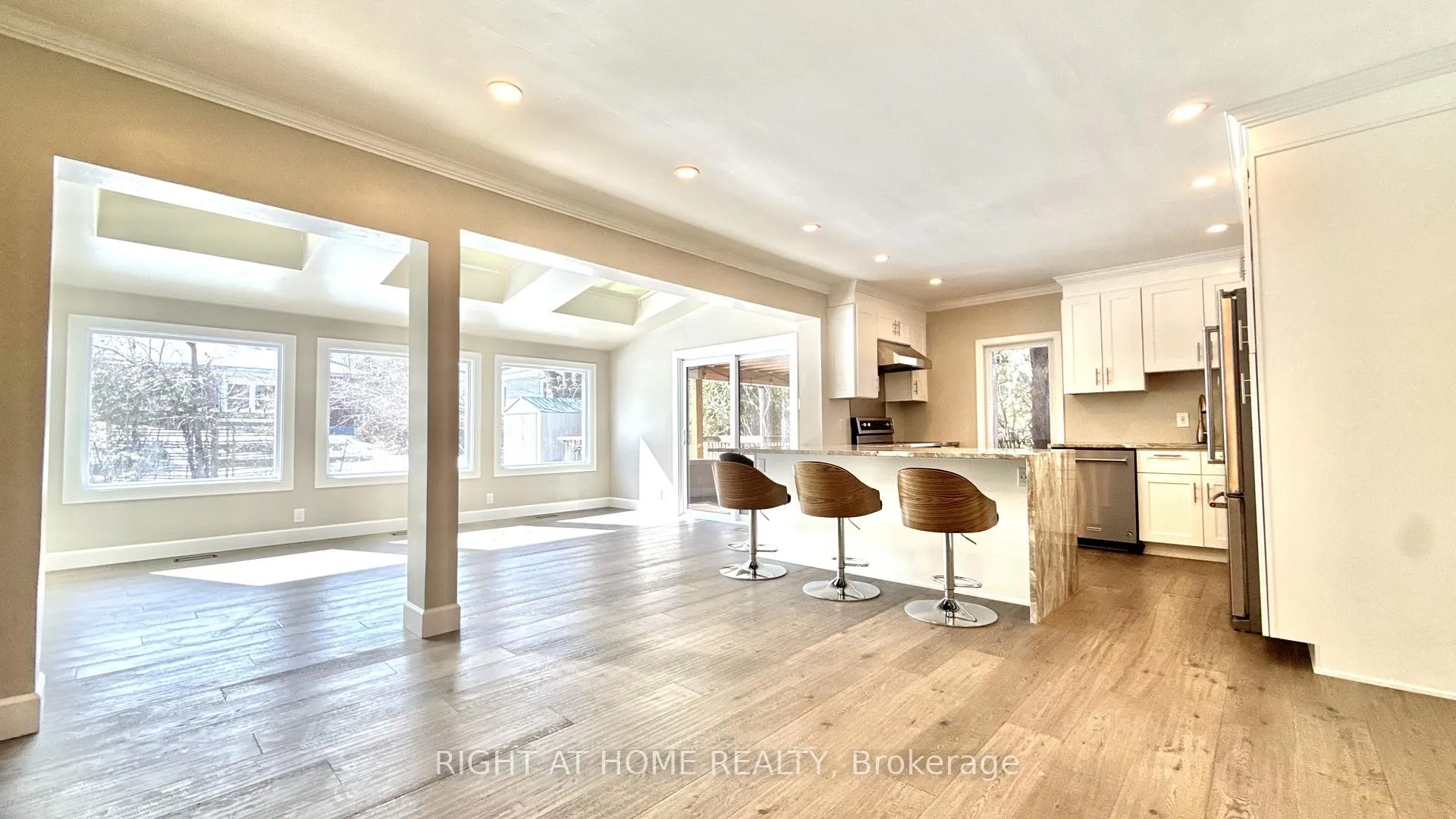 Photo 2 of 254 Smyth Road, Ottawa, Alta Vista/Faircrest Heights — HOMEH