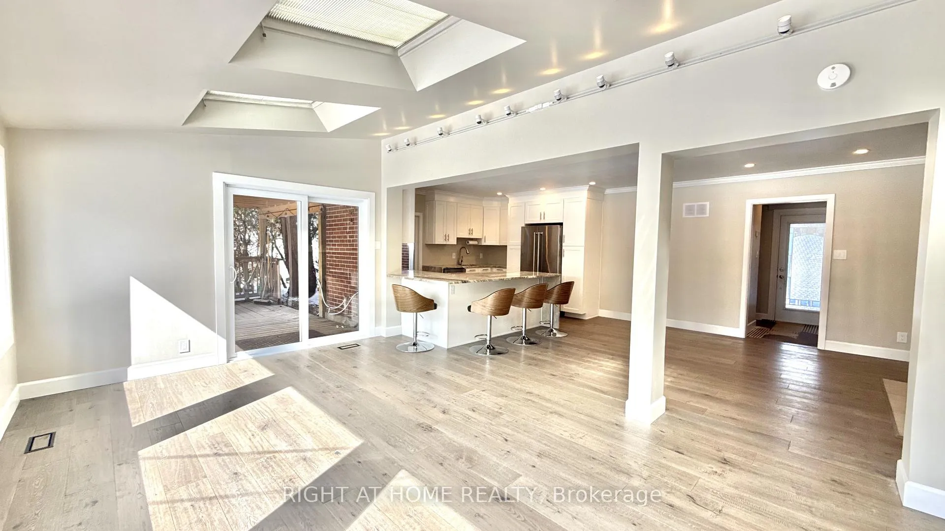 Photo 4 of 254 Smyth Road, Ottawa, Alta Vista/Faircrest Heights — HOMEH