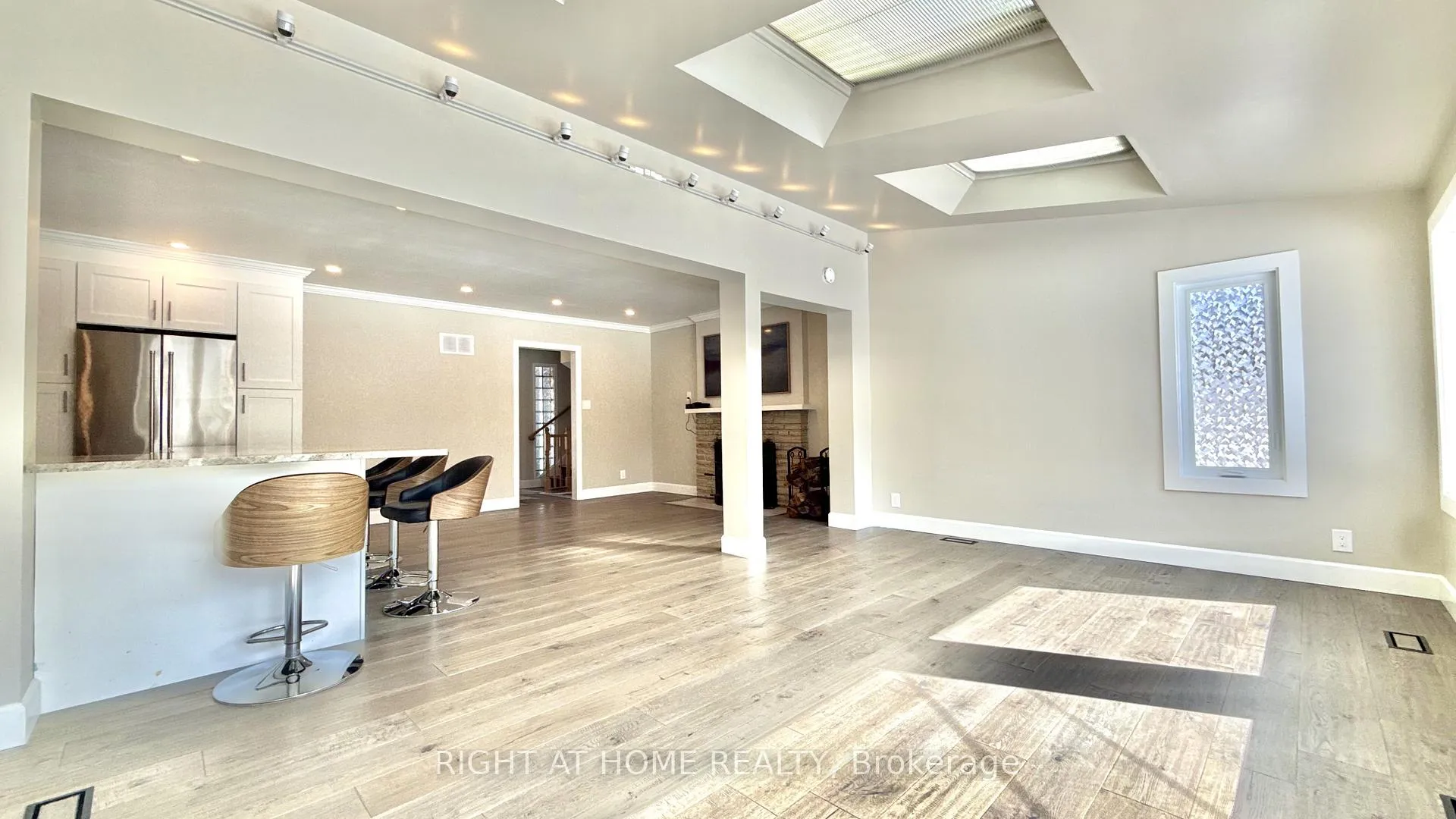 Photo 5 of 254 Smyth Road, Ottawa, Alta Vista/Faircrest Heights — HOMEH