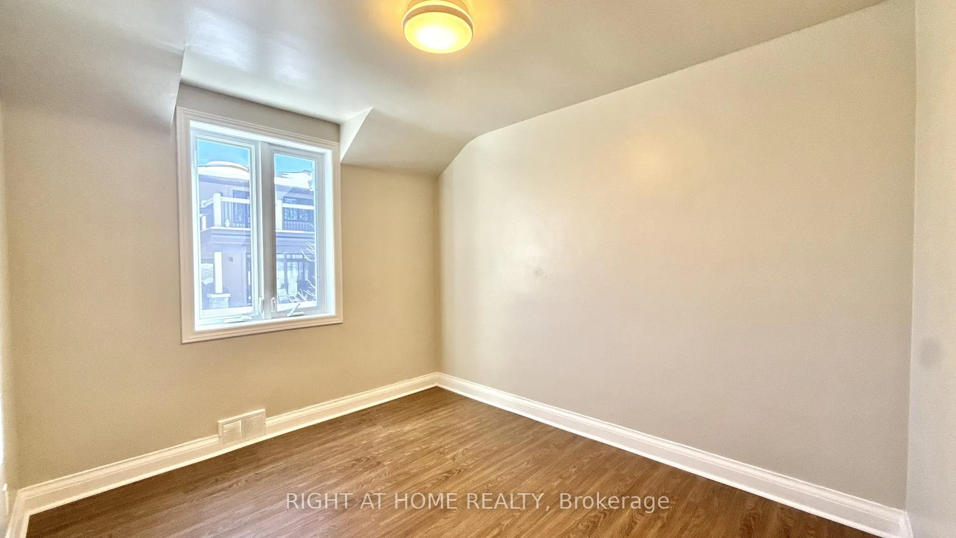 Photo 16 of 254 Smyth Road, Ottawa, Alta Vista/Faircrest Heights — HOMEH
