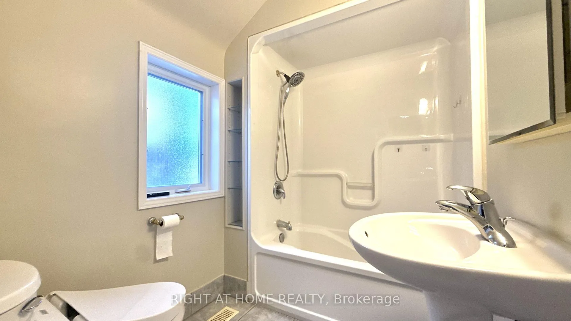 Photo 19 of 254 Smyth Road, Ottawa, Alta Vista/Faircrest Heights — HOMEH