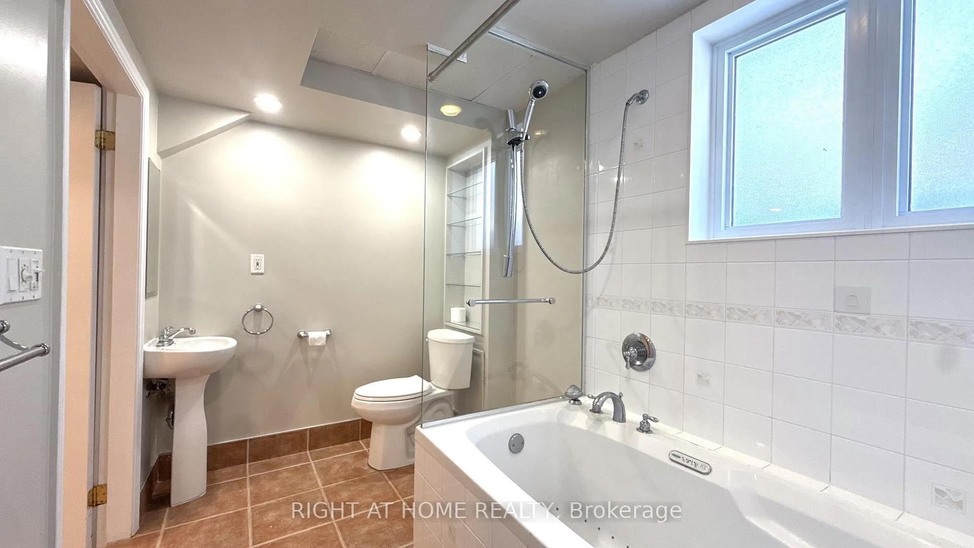 Photo 20 of 254 Smyth Road, Ottawa, Alta Vista/Faircrest Heights — HOMEH