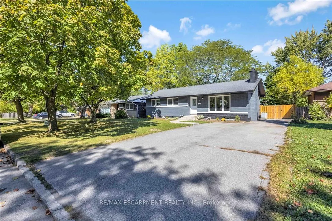 Photo 2 of 7 Swan Drive, St. Catharines, Glendale/Glenridge — HOMEH