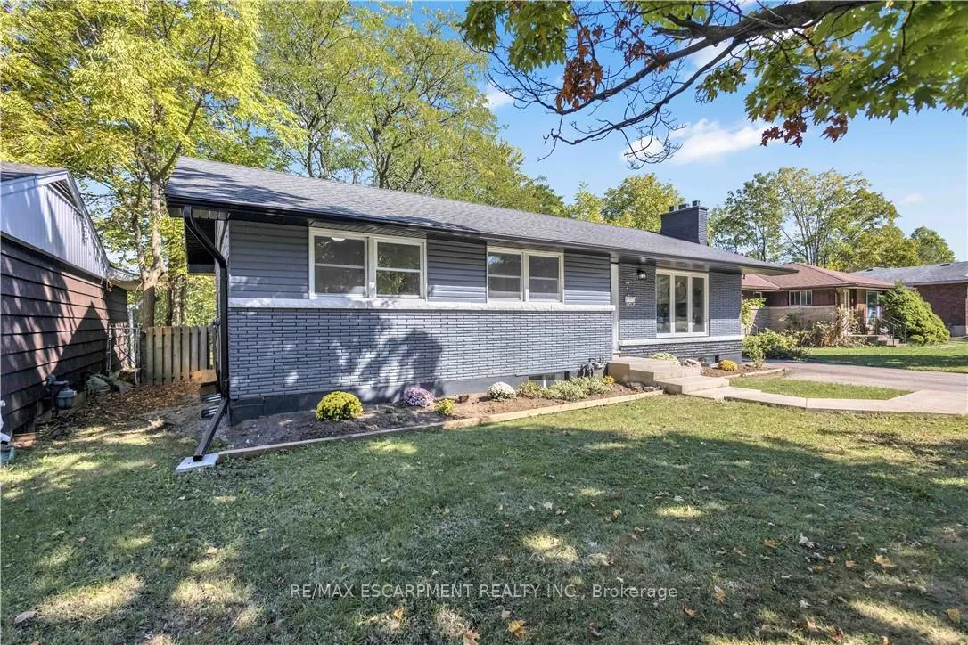 Photo 3 of 7 Swan Drive, St. Catharines, Glendale/Glenridge — HOMEH