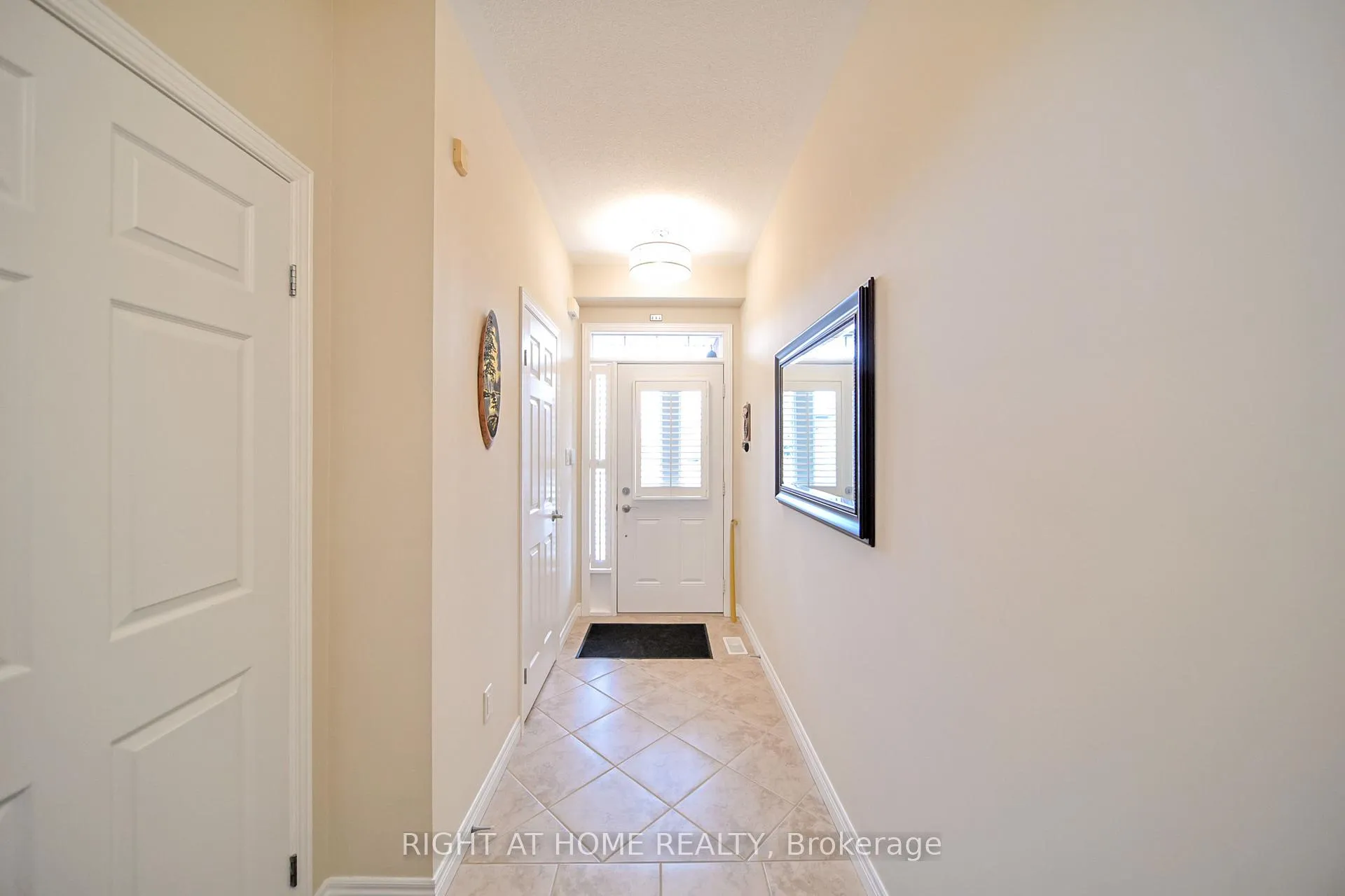 Photo 5 of Unit 12, 400 Stonehenge Drive, Hamilton, Meadowlands — HOMEH