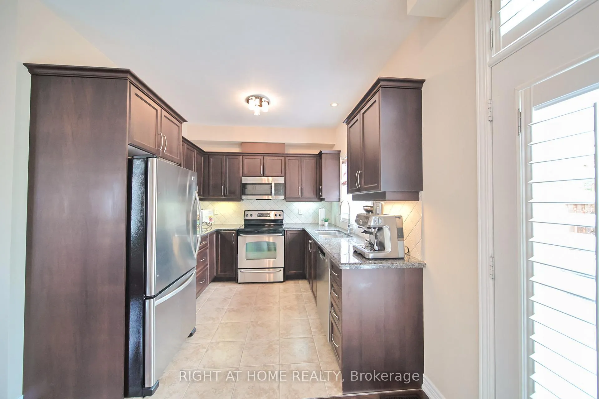 Photo 9 of Unit 12, 400 Stonehenge Drive, Hamilton, Meadowlands — HOMEH