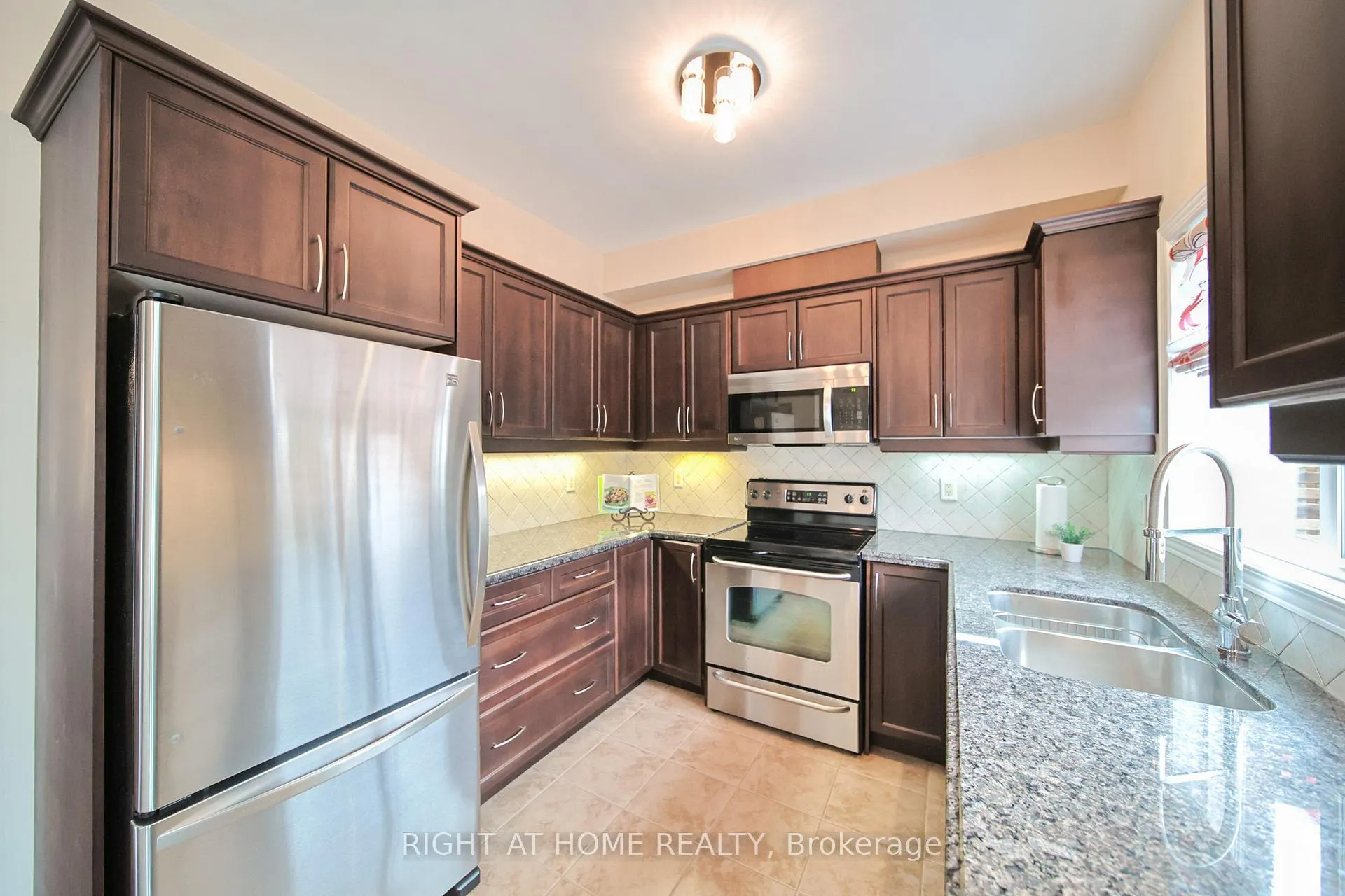 Photo 10 of Unit 12, 400 Stonehenge Drive, Hamilton, Meadowlands — HOMEH