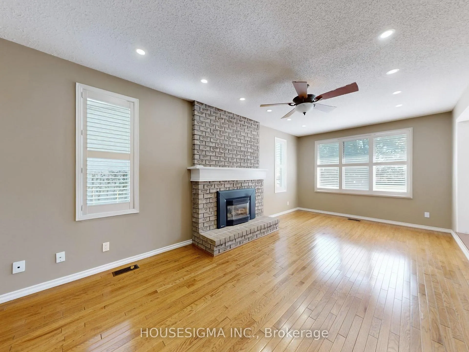 Photo 3 of 952 Peggoty Circle, Oshawa, Eastdale — HOMEH