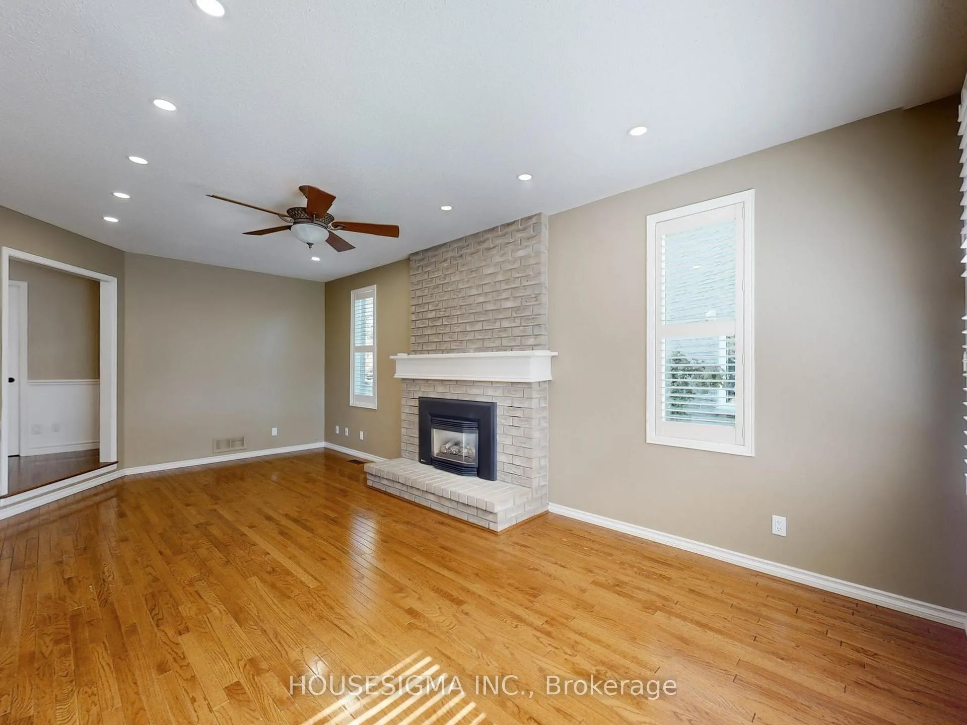 Photo 4 of 952 Peggoty Circle, Oshawa, Eastdale — HOMEH