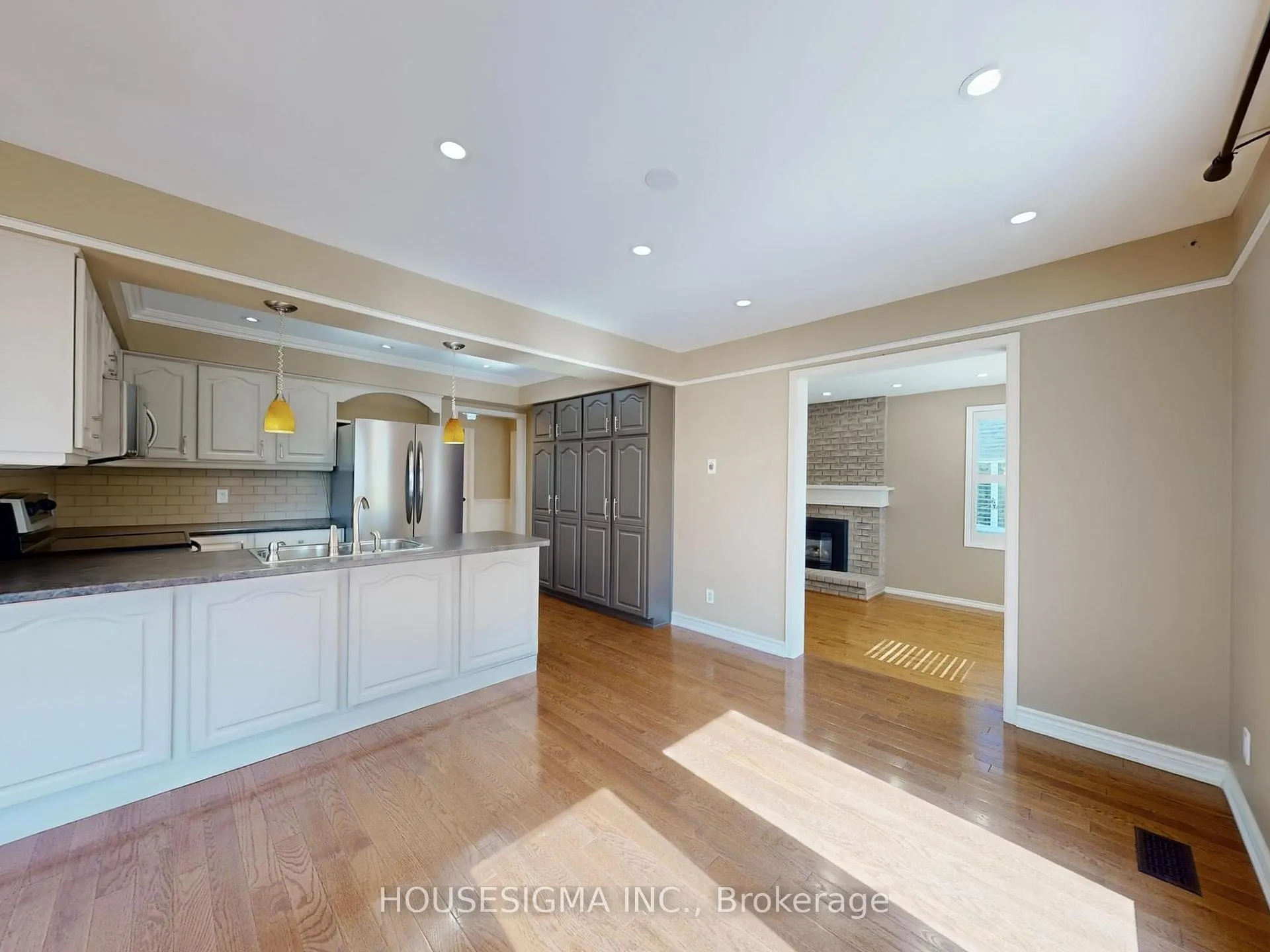 Photo 11 of 952 Peggoty Circle, Oshawa, Eastdale — HOMEH