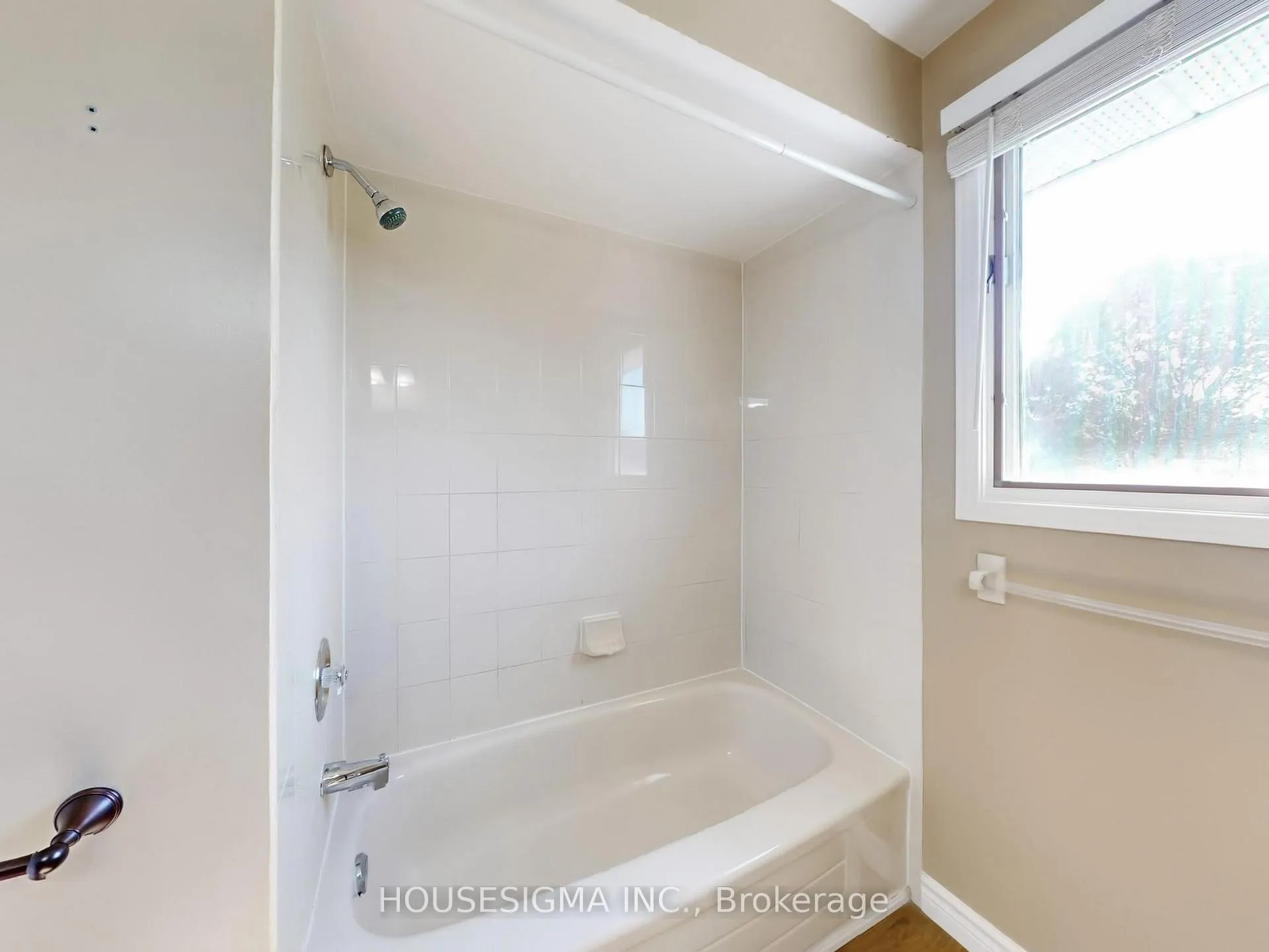 Photo 33 of 952 Peggoty Circle, Oshawa, Eastdale — HOMEH