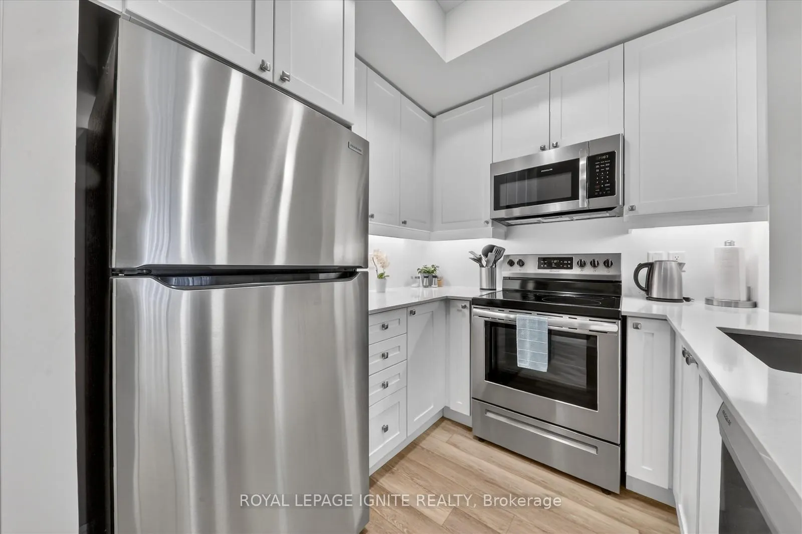 Photo 9 of Unit 323, 50 Lakebreeze Drive, Clarington, Newcastle — HOMEH