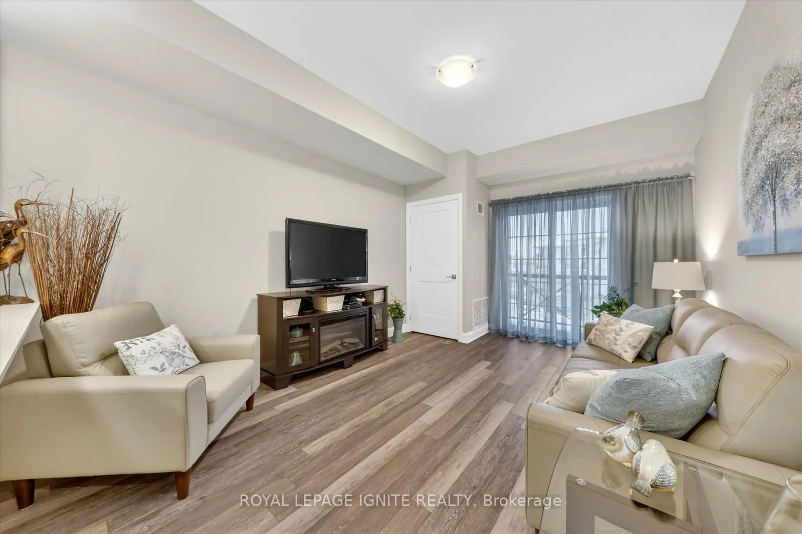 Photo 12 of Unit 323, 50 Lakebreeze Drive, Clarington, Newcastle — HOMEH