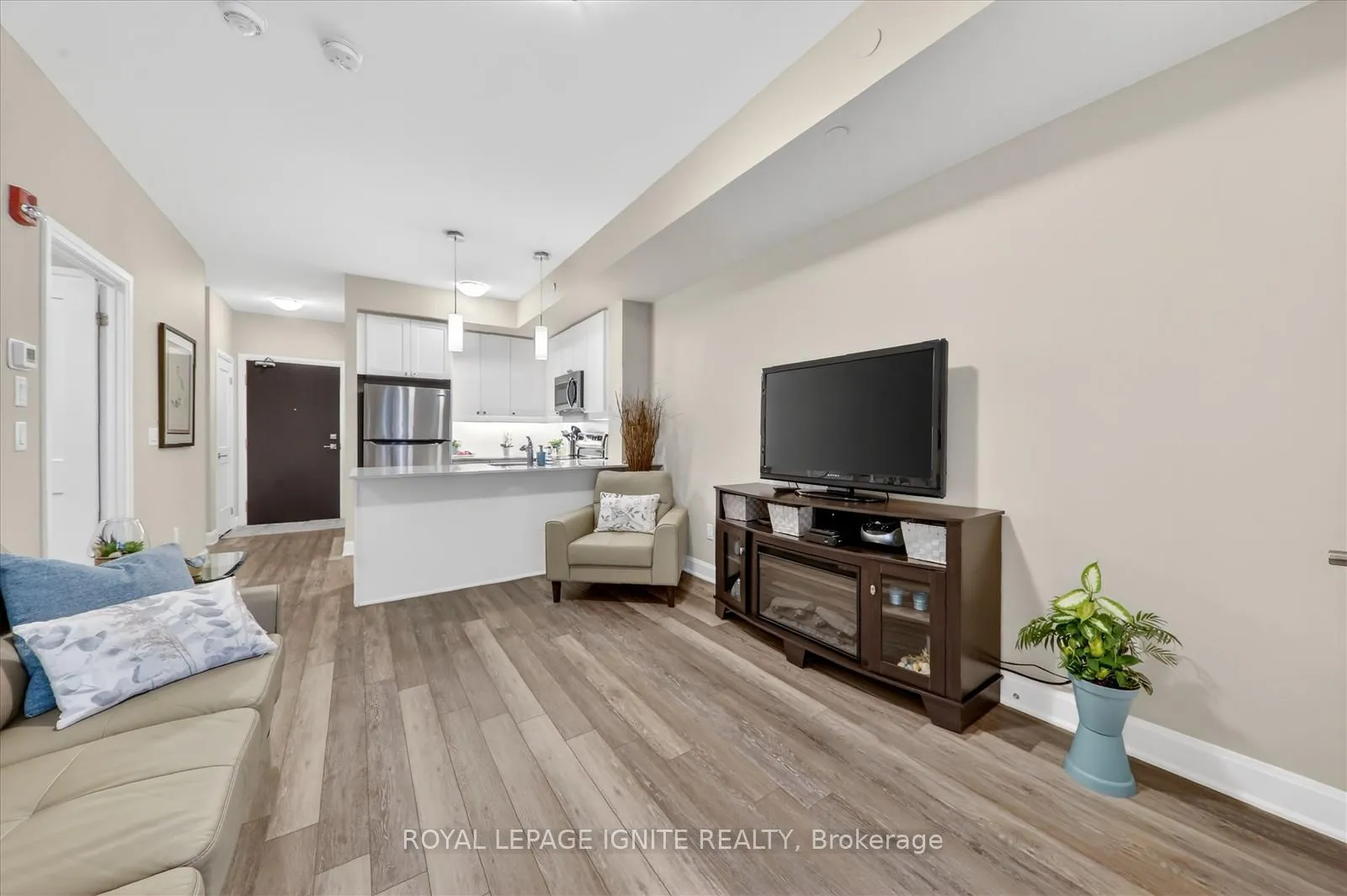 Photo 14 of Unit 323, 50 Lakebreeze Drive, Clarington, Newcastle — HOMEH