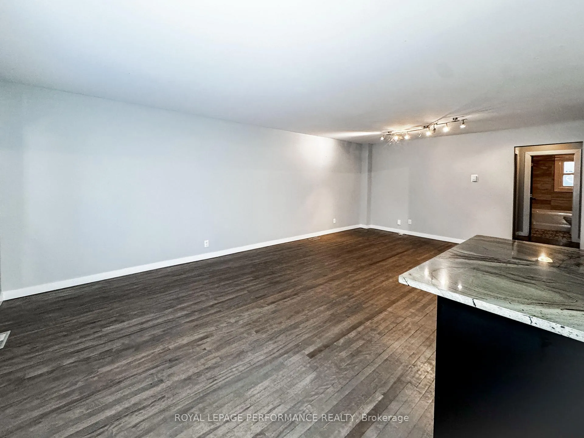 Photo 4 of Unit A, 726 Cummings Avenue, Ottawa, Castle Heights/Rideau High — HOMEH