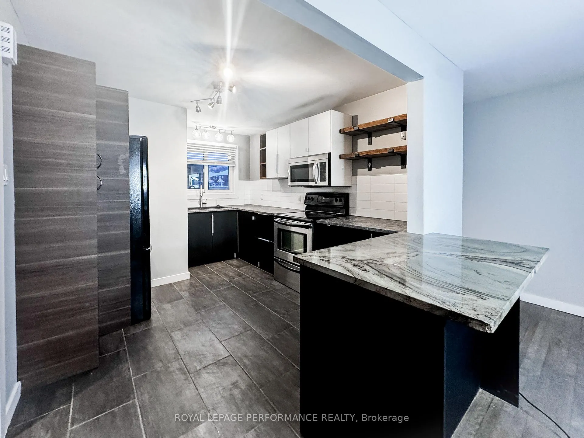 Photo 7 of Unit A, 726 Cummings Avenue, Ottawa, Castle Heights/Rideau High — HOMEH
